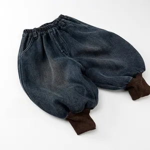 Vue détaillée du jean doublé polaire pour enfant avec taille et chevilles élastiques