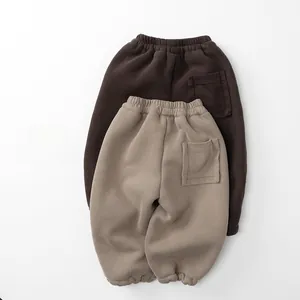 Detail der gefütterten Kinder-Jogginghose mit elastischem Bund und Rippbündchen in zwei Farben