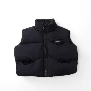 Dettaglio del gilet imbottito nero per bambini con collo alto e ricamo ricamato