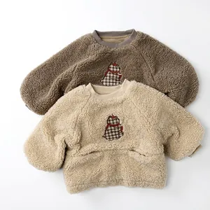 Détail de sweats en polaire avec broderie ours en peluche, couleurs café et crème