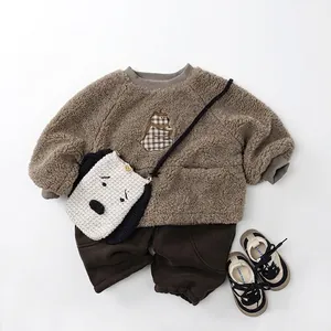 Sweat en polaire pour enfants avec ours, pantalon marron et petit sac bandoulière chien