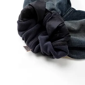 Gros plan sur un jean enfant doublé polaire épaisse avec tissu en denim délavé bleu