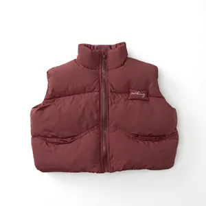Dettaglio del gilet imbottito rosso scuro per bambini con collo alto e chiusura lampo