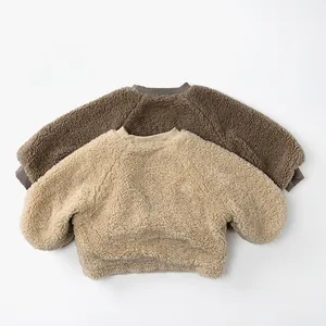 Vue à plat de sweat-shirts en polaire marron et beige pour bambins avec finitions côtelées