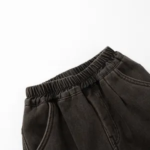 Détail de la taille élastique et des poches latérales sur pantalon d'hiver épais