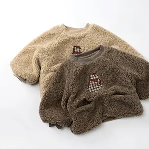 Texture détaillée de sweat-shirts en polaire pour enfants avec broderie ours