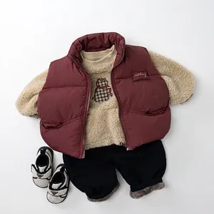 Completo termico invernale per bambini con gilet rosso foderato e felpa orso