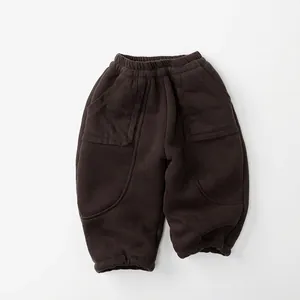 Details der dunkelbraunen Kinder-Fleece-Jogginghose mit Gummizug und großen Seitentaschen