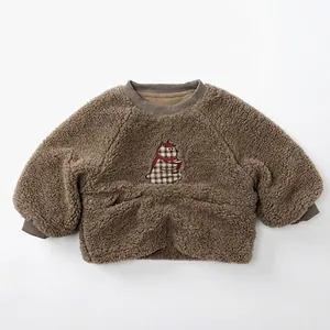 Détail du pull en polaire marron avec broderie ours mignonne pour petit enfant