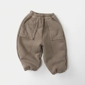 Detail der dunkelbraunen Thermo-Kinderhose mit Gummizug und großen aufgesetzten Taschen
