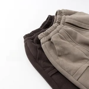Detail der Kinder-Fleece-Jogginghose mit Gummizug und Waffelstrick-Struktur