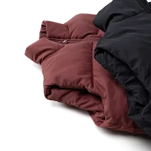 Gilet invernale imbottito per bambini in bordeaux e nero con dettagli trapuntati caldi