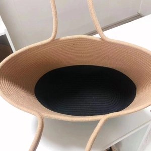 Sac cabas tissé main en coton kaki avec intérieur noir contrasté et bandoulière longue