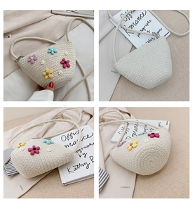 Détail du sac bandoulière en paille avec fleurs 3D colorées et texture tissée douce