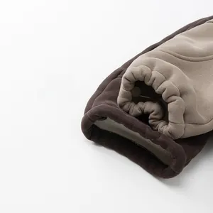 Detail der winterlichen Fleece-Jogginghose mit elastischen Bündchen in Braun und Khaki