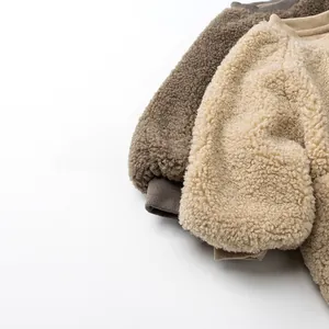 Détail rapproché du sweat en polaire épaisse montrant les textures beige et café