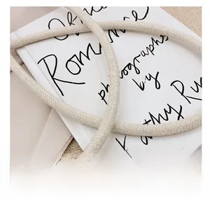 Détail d'une bandoulière tressée épaisse avec texture en V pour sac en paille