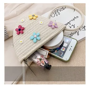 Détail de la capacité intérieure d'un sac en paille avec téléphone et cosmétiques
