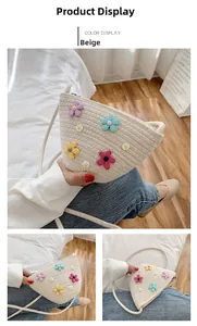 Détail du sac seau tissé main avec accents floraux 3D colorés et bandoulière tissée