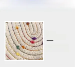 Dettaglio della borsa in corda di cotone fatta a mano con piccoli pompon colorati