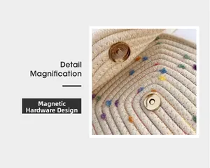 Dettaglio della chiusura magnetica in metallo e trama in cotone con pompon colorati