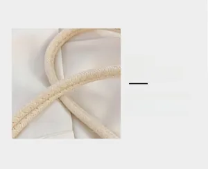 Dettaglio della tracolla in corda di cotone intrecciata e del materiale in tela