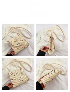 Dettaglio borsa a busta in cotone intrecciato con pois colorati e chiusura a perla