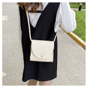 Dettaglio della borsa in corda di cotone bianco tessuta a mano con chiusura a perla chic
