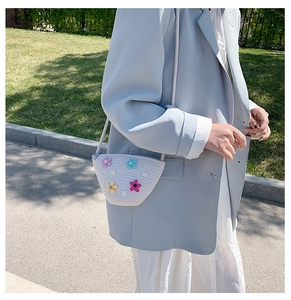 Mini sac bandoulière en paille tressée avec fleurs 3D colorées et fine sangle