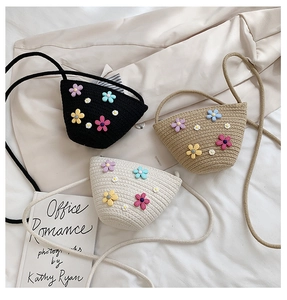 Détails de sacs bandoulière en paille tressée avec appliques de fleurs 3D et fines lanières