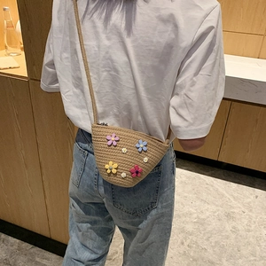Sac bandoulière en paille avec fleurs 3D colorées et texture tissée pour femme