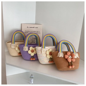 Mini borse tote in paglia fatte a mano con manici colorati e ciondoli floreali