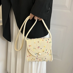 Borsa a tracolla intrecciata a mano con dettagli colorati e chiusura a perla grande