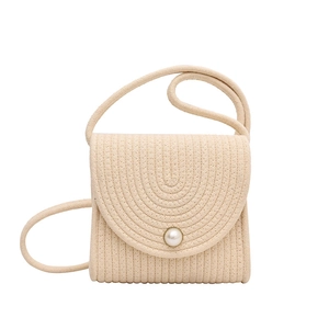 Elegante borsa a busta beige intrecciata a mano con chiusura a perla e tracolla intrecciata