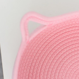 Nahaufnahme vom rosa geflochtenen Baumwollseil-Haustierbett mit Textur und Griffdetails
