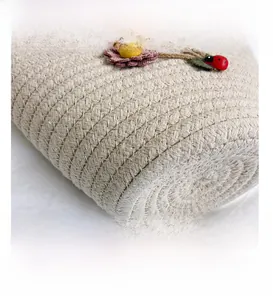 Vue détaillée du sac seau tissé avec fleurs en tissu violettes et breloque coccinelle