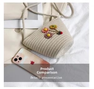 Comparaison de taille détaillée d'un sac seau tissé beige à côté d'un smartphone