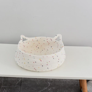 Detail von handgewebtem Katzenbett aus Baumwolle mit Katzenohren und bunten Punkten
