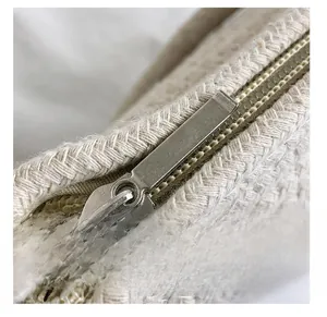 Détail de la fermeture éclair en métal et de la texture tissée épaisse du sac d'été