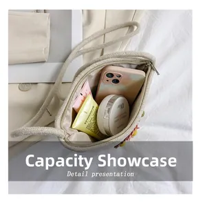 Vue intérieure du mini sac seau tressé montrant la capacité pour cosmétiques