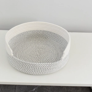 Gros plan détaillé du panier pour chat en corde de coton tressé avec texture spirale bicolore