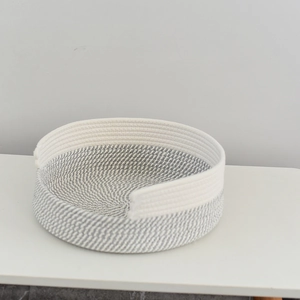 Vue détaillée du panier pour chat tressé en coton fait main avec design bicolore