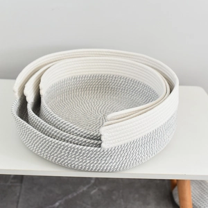 Détail de texture de 3 paniers de rangement en corde de coton blanc et gris chiné