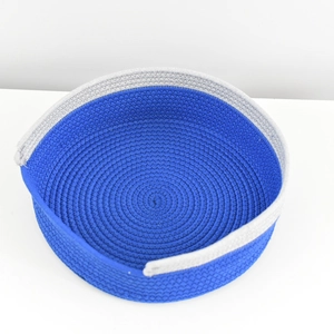 Vue détaillée du panier de rangement en coton tissé rond bleu marine et gris clair
