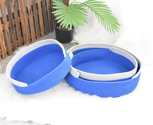 Détail de trois paniers gigognes en corde de coton tressée bleu roi et gris texturé