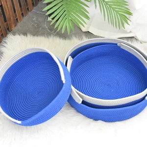 Détail d'un panier pour chat en coton tressé avec coutures bleues et poignées solides