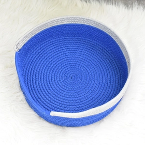 Détail de la texture en corde de coton bleu tissée à la main du panier rond pour animaux