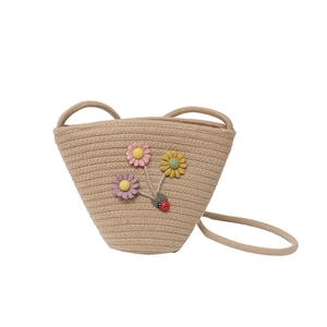 Mini sac seau d'été en paille tressée avec fleurs colorées et pendentif coccinelle mignon