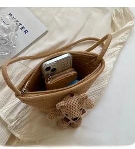 Vue détaillée de l'intérieur du sac en paille tressée montrant l'espace de rangement