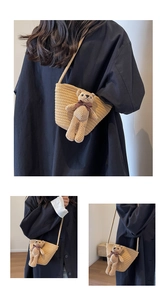 Détail du sac bandoulière en paille tressée avec un mignon ours en tricot et nœud